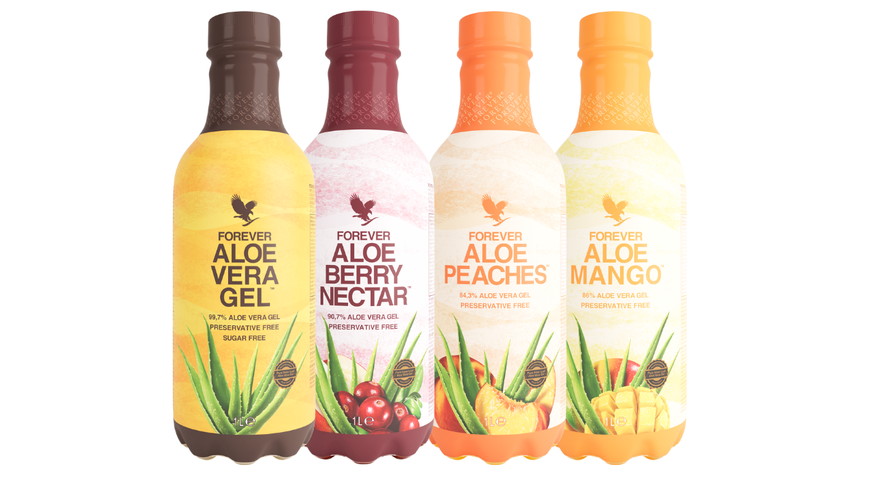 Produktbild med Forever Aloe-drycker i smakerna Aloe Vera, Berry Nectar, Peaches och Mango på vit bakgrund.
