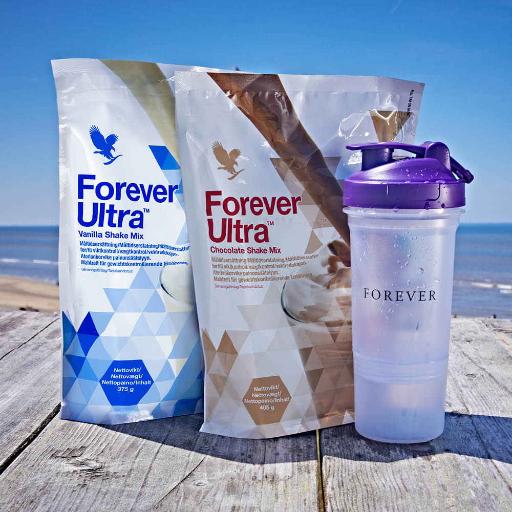 Forever Ultra Shake Mix i smakerna vanilj och choklad uppställda på trädäck intill havet med Forever-shaker.
