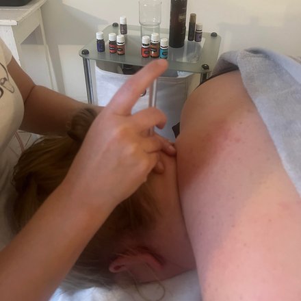 Neuro Auricular Technique (NAT) utförd vid nacke med eteriska oljor – avslappnande behandling hos Björkbackas ljus & dekor.