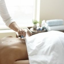 Regndroppsmassage – hel behandling med eteriska oljor hos Björkbackas ljus & dekor.